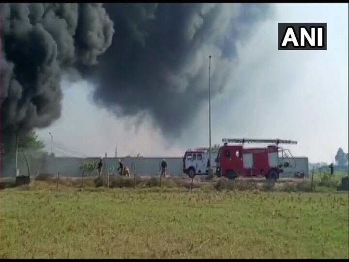 उन्नाव: मुआवजे की मांग को लेकर किसान उग्र हुये, पावर हाउस में रखे पाइपों को किया आग के हवाले