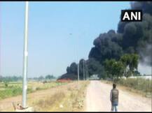 उन्नाव: मुआवजे की मांग को लेकर किसान उग्र हुये, पावर हाउस में रखे पाइपों को किया आग के हवाले