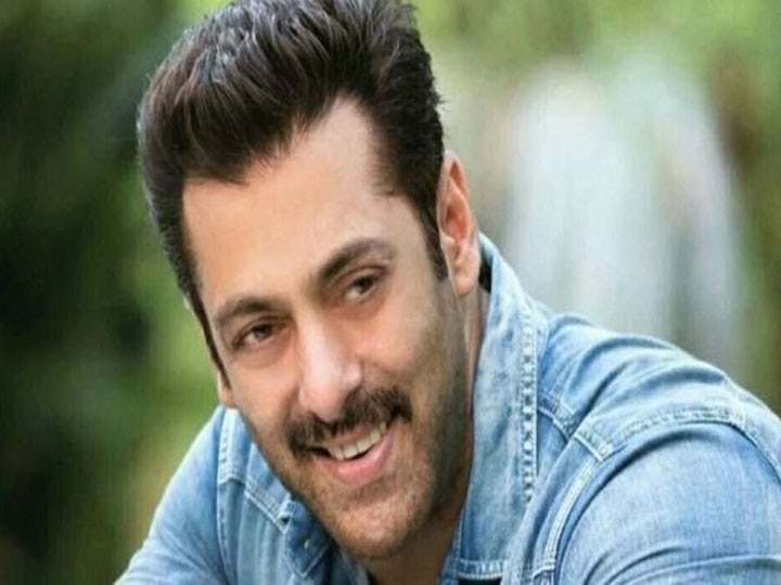 Salman Khan visited his parents at lockdown 4.0, Salim Khan did his moon sighting before Eid Salman Khan लॉकडाउन 4.0 में माता-पिता से मिलने पहुंचे घर, सलीम खान ने किया ईद से पहले अपने चांद का दीदार