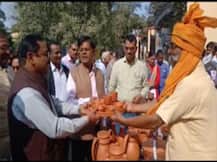 बांदा: सरकारी अफसरों की सराहनीय पहल, प्लास्टिक की जगह मिट्टी के बर्तन करेंगे इस्तेमाल