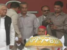 पुत्र अखिलेश संग मुलायम सिंह यादव ने मनाया अपना 81वां जन्मदिन, 81 किलो का लड्डू बांटा गया