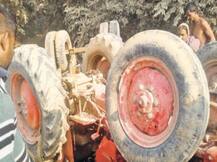 बांदा में ट्रैक्टर ट्राली पलटने से 32 लोग घायल, बच्चे का मुंडन करवा कर लौट रहा था परिवार