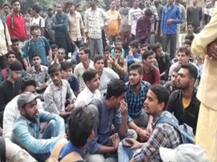 मुस्लिम प्रोफेसर के विरोध में प्रदर्शन कर रहे छात्रों का धरना खत्म, जानें- अब कहां फंसा पेच
