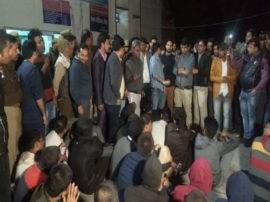 मेरठ: डॉक्टर की पत्नी से छेड़छाड़, हंगामे के बाद पुलिस ने आरोपी को किया गिरफ्तार मेरठ: डॉक्टर की पत्नी से छेड़छाड़, हंगामे के बाद पुलिस ने आरोपी को किया गिरफ्तार