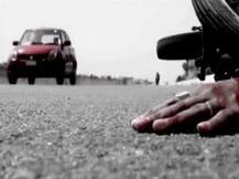 सड़क हादसों में मोटरसाइकिल सवार दो युवकों की मौत, एक महिला की हालत गंभीर