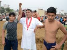 छोरी ने दी छोरे को पटखनी तो अखाड़े में मच गई सनसनी, लगे अंशिका-अंशिका के नारे