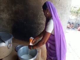 सोनभद्र: एक लीटर दूध में पानी मिलाने के मिलाने के मामले में प्रधानाध्यापक निलंबित, शिक्षामित्र बर्खास्त Sonbhadra Primary school case shiksha mitra terminate सोनभद्र: एक लीटर दूध में पानी मिलाने के मिलाने के मामले में प्रधानाध्यापक निलंबित, शिक्षामित्र बर्खास्त