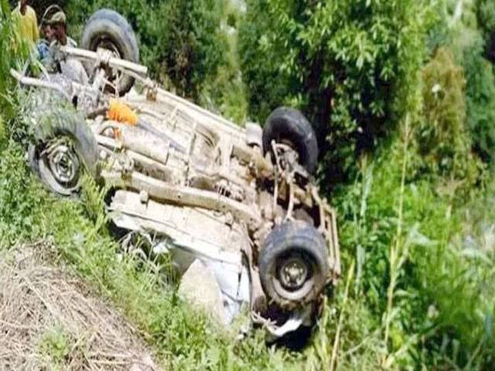 पीलीभीत में भीषण सड़क हादसा, खाई में गिरी कार, 3 बच्चों समेत 5 लोगों की हुई मौत