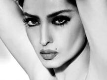 Bollywood की एवरग्रीन एक्ट्रेस Rekha की इन तस्वीरों ने मचा दी थी इंडस्ट्री में सनसनी