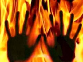 women set a blaze after rape in Fatehpur फतेहपुर: दुष्कर्म के बाद युवती को जिंदा जलाने की कोशिश..महिला आयोग ने लिया संज्ञान