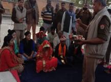 चौथी बार घर से भागे प्रेमी युगल को पुलिस ने पकड़ा, थानेदार ने पढ़े मंत्र, कराई शादी
