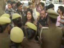 पीड़िता के परिजनों से मिलने गए बीजेपी नेताओं का जबरदस्त विरोध, सीएम योगी के इस्तीफे की मांग