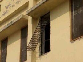 five children escaped from juvenile jail in agra सम्प्रेक्षण गृह की खिड़की तोड़कर पांच किशोर फरार, प्रशासन में मचा हड़कंप