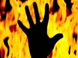 youth locked inside shop and set fire in kanpur dehat उधारी के ग्यारह रुपये मांगने पर भड़का दबंग, युवक को दुकान के अंदर बंद करके लगाई आग