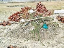 पक्की नहीं होगी उन्नाव गैंगरेप पीड़िता की कब्र, परिजने बोले- इंसाफ मिलने के बाद ही पूरा होगा काम