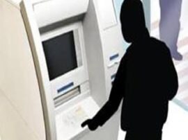 ATM loot attempt captured on CCTV in Bareilly uttar pradesh कैश नहीं चुरा सका तो तोड़ डाली ATM मशीन, सीसीटीवी में कैद हुई चोर की करतूत