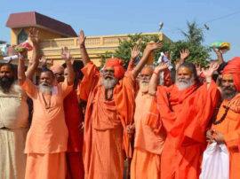 Tussle between Akhada parishad and saint before Kumbh in haridwar संतों ने खोला अखाड़ा परिषद के खिलाफ मोर्चा, अखाड़ों की भूमि पर अपार्टमेंट बनाने के बाद सरकार से क्यों मांग रहे हैं जमीन