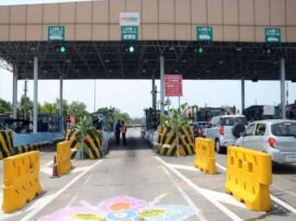 Long Que on cash lane of Toll Plaza in Raebareilly रायबरेली: फास्टटैग न होने पर कैश लेन पर लंबी कतार, दोगुने टैक्स से बचने के लिये वाहन चालक संयमित दिखे