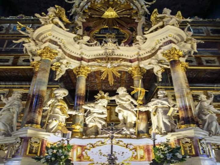 पिता हरिवंश राय बच्चन के लिए प्रार्थना करते वक्त अमिताभ बच्चन हुए भावुक, पोलैंड के चर्च में की प्रार्थना