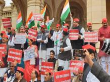 शीतकालीन सत्र से पहले सपा विधायकों का विधानसभा परिसर में सरकार के खिलाफ प्रदर्शन