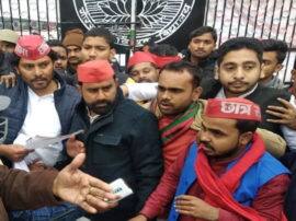 नागरिकता कानून के खिलाफ गोरखपुर में भी हुआ विरोध, सपा और कांग्रेस ने किया प्रदर्शन protest against Citizenship Amendment Act in gorakhpur नागरिकता कानून के खिलाफ गोरखपुर में भी हुआ विरोध, सपा और कांग्रेस ने किया प्रदर्शन