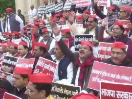 Samajwadi Party leaders hold protest outside the State Assembly over many issues नागरिकता संशोधन कानून समेत कई मुद्दों पर सपा का प्रदर्शन, हिरासत में पूर्व विधायक