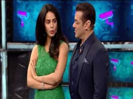 Bigg Boss 13 में दिखा Salman Khan के साथ Mallika Sherawat का रोमांस- देखें वीडियो Bigg Boss 13 में दिखा Salman Khan के साथ Mallika Sherawat का रोमांस- देखें वीडियो