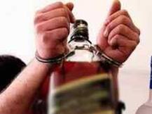 सब्जी की दुकान पर बेच रहा था शराब, पुलिस ने धरा