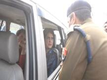 यूपी पुलिस के रोके जाने पर मेरठ में मृतकों के परिजनों से बिना मिले दिल्ली लौटे राहुल-प्रियंका