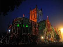 प्रयागराज में क्रिसमस की धूम, पांच लाख बल्बों से सजाया गया पत्थर गिरजाघर