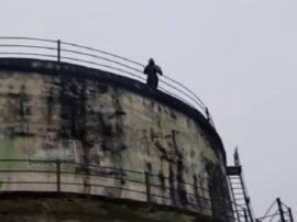 चार महीने की बेटी के लिए टंकी पर चढ़ गई मां, पुलिसकर्मी बोला- घर चलों 'मैं दूंगा पैसा' चार महीने की बेटी के लिए टंकी पर चढ़ गई मां, पुलिसकर्मी बोला- घर चलों 'मैं दूंगा पैसा'