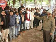 बर्खास्तगी के बावजूद हड़ताल वापस लेने को तैयार नहीं हैं लेखपाल, अठारह दिन से ठप्प है कामकाज