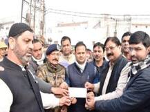 बुलंदशहर के लोगों ने पेश की नजीर, हिंसा में हुए नुकसान की भरपाई के लिए डीएम को सौंपे 6.27 लाख रुपये