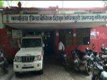 ललितपुर: शिक्षा विभाग में चल रहा है गोरखधंधा, गुरुजी पढ़ाने नहीं अधिकारी की गाड़ी चलाने आते हैं