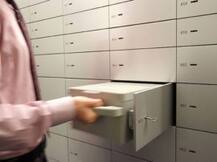 गोरखपुर: आठ मिनट के भीतर शातिर चोरों ने बैंक से उड़ाये 20 लाख, 16 ताले तोड़कर दिया घटना के अंजाम