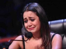 Neha Kakkar started crying bitterly after hearing this man's story, extended his hand for help इस शख्स की कहानी सुनकर फूट-फूटकर रोने लगी नेहा कक्कड़, मदद के लिए बढ़ाया हाथ