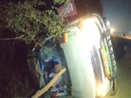 Pragatisheel Samajwadi Party women wing chief archana rathore car hit bull two died in accident प्रसपा की राष्ट्रीय महिला अध्यक्ष की सफारी सांड से टकराई, हादसे ने ले ली बेटे समेत दो की जान