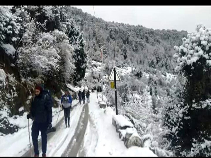 बद्रीनाथ धाम, हेमकुंड साहिब, औली में गिरी चारों तरफ बर्फ, सैलानियों ने बर्फबारी का लुत्फ उठाया