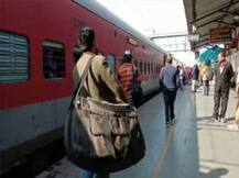 कॉन्सटेबल बना देवदूत, ट्रेन में फंसे बाप-बेटे को खींच कर बचाया, सीसीटीवी में कैद हुई घटना