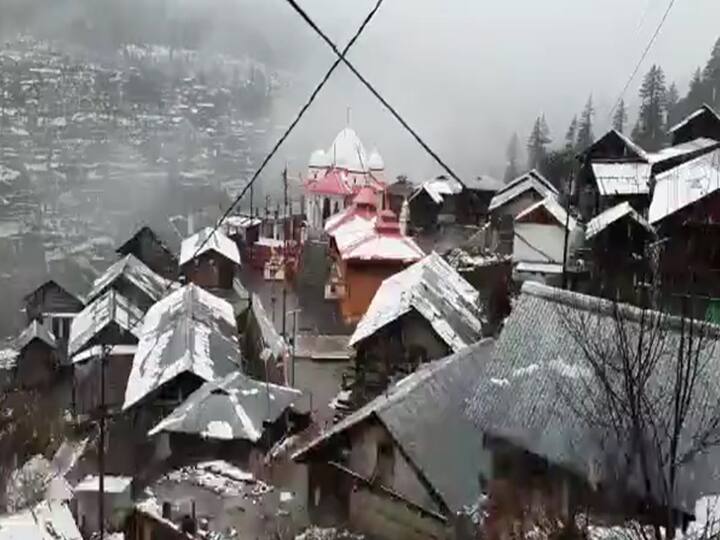 उत्तराखंड: पहाड़ों में फिर हुई बर्फबारी, मैदानी इलाकों में भी बारिश ने बढ़ाई ठंड