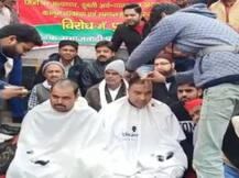 मुजफ्फरनगर: सीएए और एनआरसी के विरोध में सपा नेताओं ने करवाया मुंडन, सरकार के खिलाफ की नारेबाजी