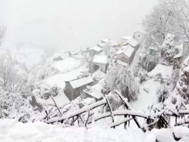 बर्फबारी की वजह से पहाड़ों पर जनजीवन प्रभावित, कई मार्ग हुए बंद, गांवों में गहराया बिजली-पानी संकट