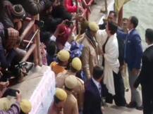 वाराणसी में प्रियंका गांधी, CAA विरोधी प्रदर्शन में गिरफ्तार हुए लोगों से की मुलाकात