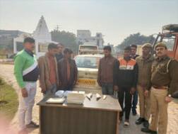 ग्रेटर नोएडा: पुलिस के हत्थे चढ़ा शातिर गैंग, राहगीरों से मोबाइल लूटकर बुक करते थे ओला कैब..फिर देते थे वारदात को अंजाम