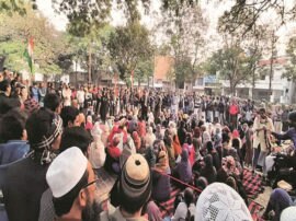 Muslim women Protest at Prayagraj प्रयागराज: सीएए और एनआरसी के विरोध में मुस्लिम महिलाएं धरने पर बैठीं