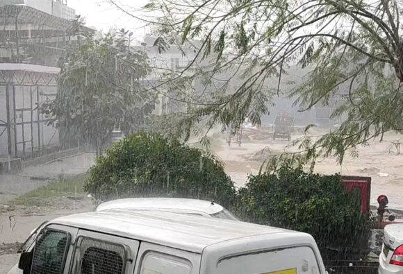 दिल्ली-NCR में बदला मौसम, नोएडा में ओले के साथ हुई बारिश;एक बार फिर ठंड की वापसी