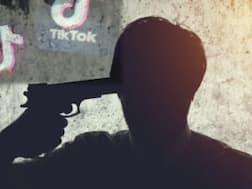 मां ने Tik Tok Video बनाने के लिए बेटे को पकड़ा दी रिवाल्वर, गोली चली और फिर...