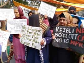 Muslim women sitting on dharna against CAA in Prayagraj प्रयागराज: CAA का विरोध, शाहीन बाग की तरह मंसूर पार्क में मुस्लिम महिलाओं ने संभाला मोर्चा