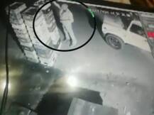 दूध के चक्कर में कैसे पुलिसवाला बन गया चोर, देखिए क्या है वायरल वीडियो की सच्चाई