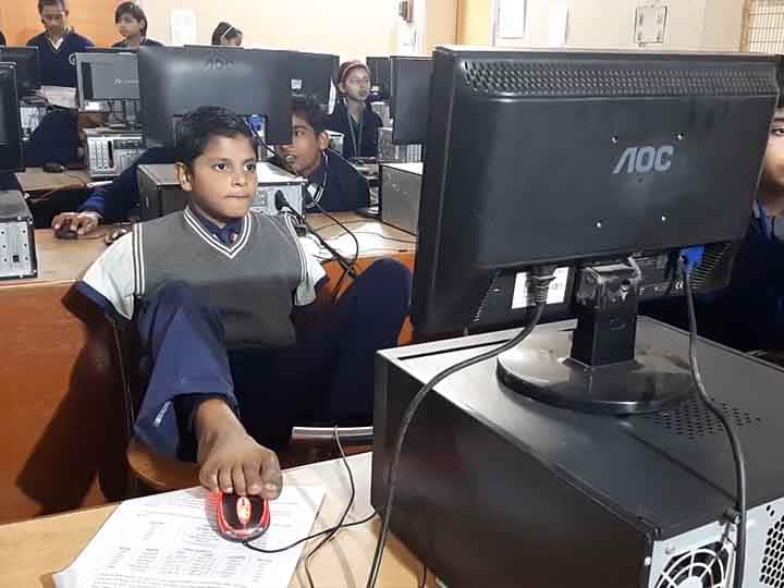 11 हजार वाट के झटके से चले गए दोनों हाथ, पैरों से नई तकदीर लिख रहा है ये मासूम